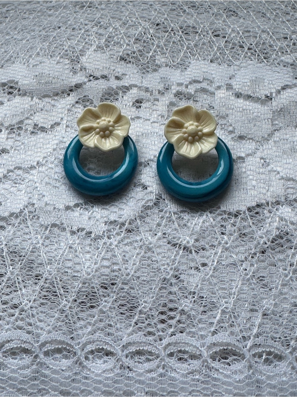 Vintage Avon convertible post earrings blue ring cream flower